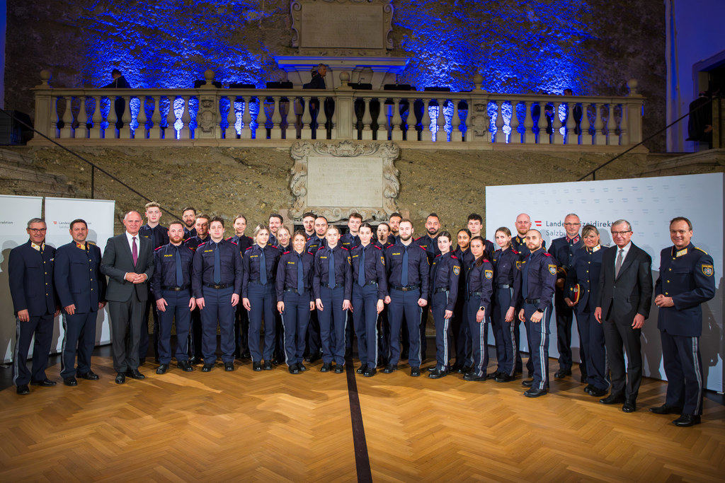 Verstärkung für den Polizeidienst: 53 Polizeischülerinnen und Polizeischüler wurden heute von Bundesminister Gerhard Karner, LH Wilfried Haslauer und Landespolizeidirektor Bernhard Rausch angelobt. Gleichzeitig wurden 28 Polizeischülerinnen und Polizeischüler in den Dienst übernommen.